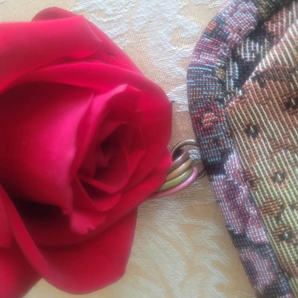 2000'sMoschino Floral Tapestry Shoulder Bag with Floral Appliques. Made In Italy - Picture 4 of 15